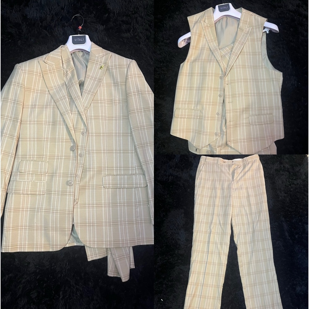 BUNDLE Mens Tan plad full suit with vest pants and blazer (40R 33W)